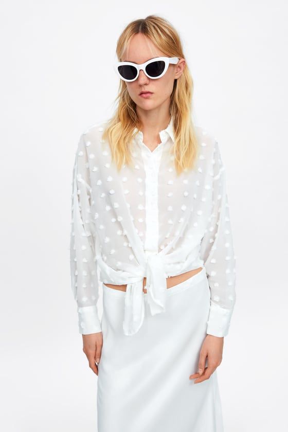 Alessanda de Osma con camisa blanca con lunares de Zara de Alessanda de Osma con camisa blanca con lunares de Zara de