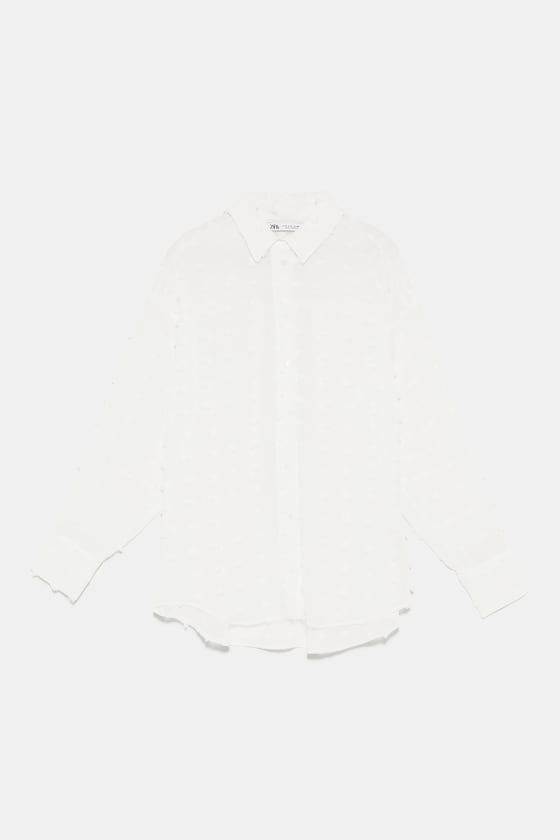 Alessanda de Osma con camisa blanca con lunares de Zara de Alessanda de Osma con camisa blanca con lunares de Zara de