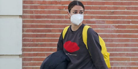 Blanca Suárez pantalones vaqueros anchos slouchy zapatillas Vans