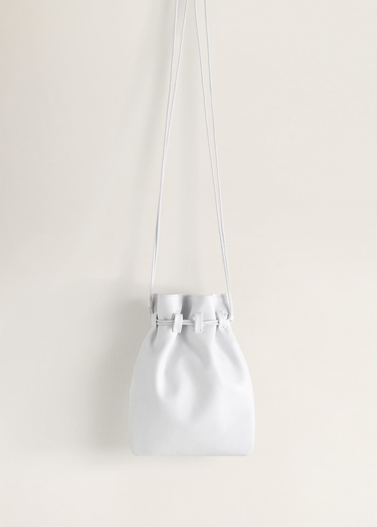 Un Bolso Blanco – Elegante a la par que discreta Bolsos bombonera de verano...