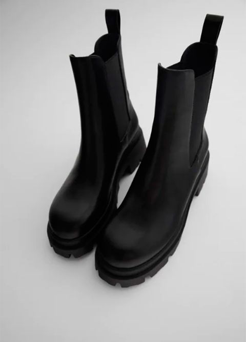 Paula Echevarría con botas planas negras de suela de Zara