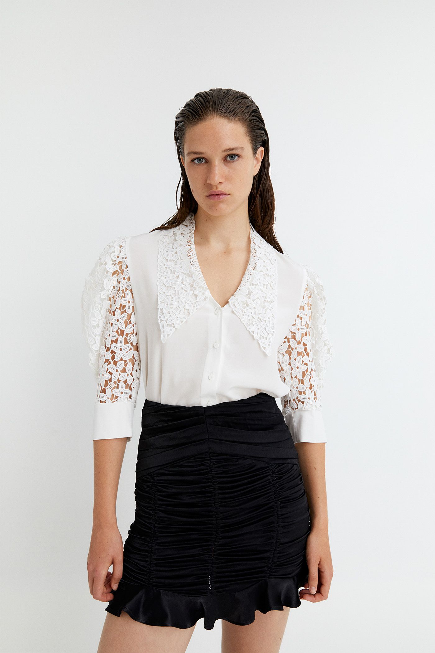 La camisa blanca calada de Sfera que nos está quitando el sueño La camisa blanca calada de Sfera que nos está quitando el sueño