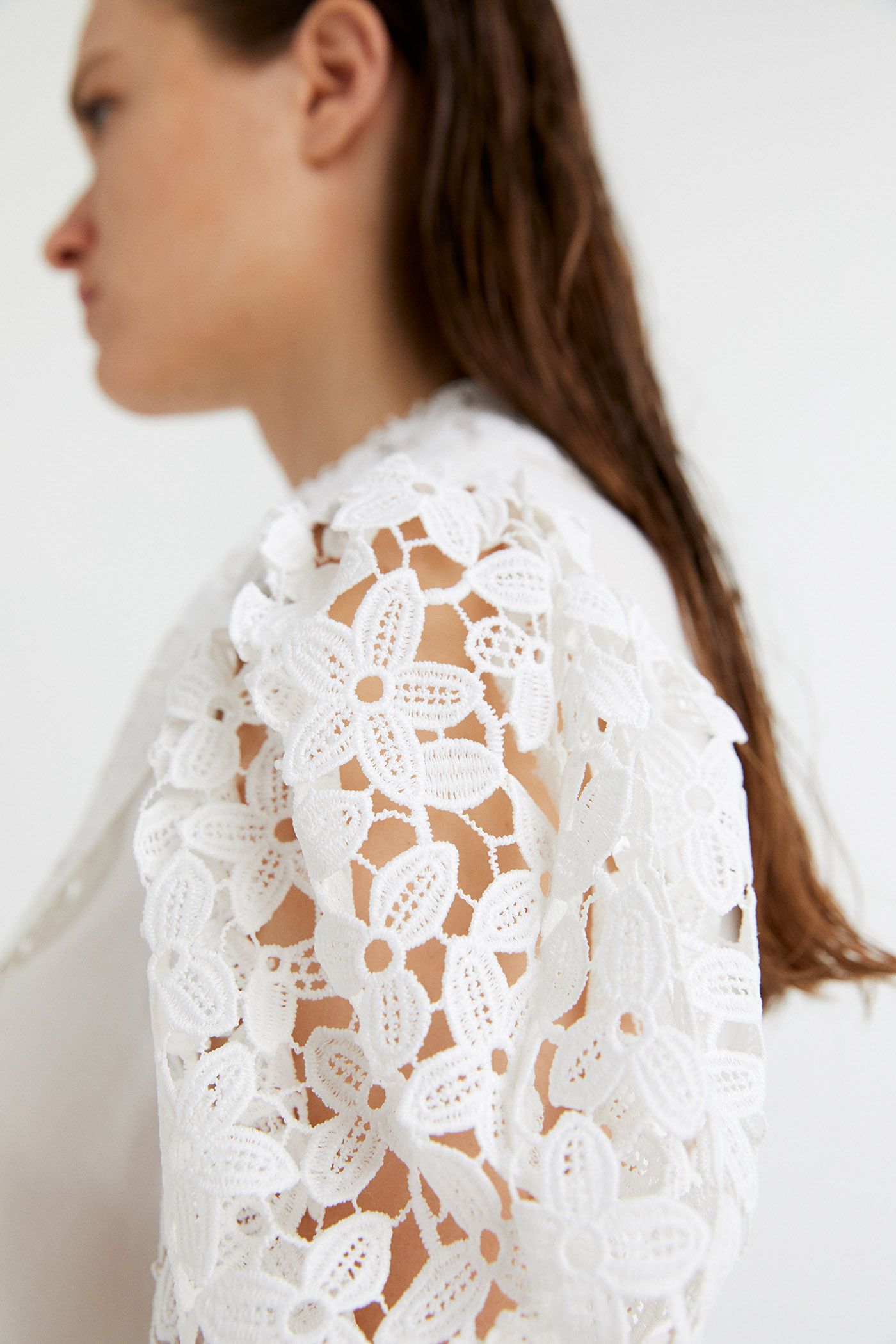 La camisa blanca calada de Sfera que nos está quitando el sueño La camisa blanca calada de Sfera que nos está quitando el sueño