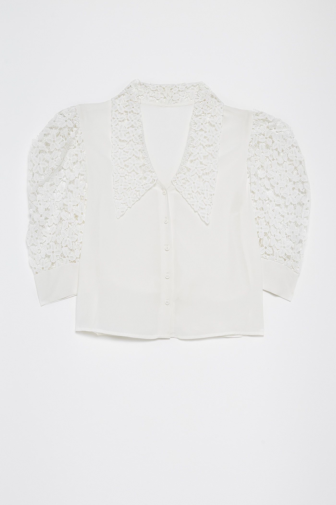 La camisa blanca calada de Sfera que nos está quitando el sueño La camisa blanca calada de Sfera que nos está quitando el sueño