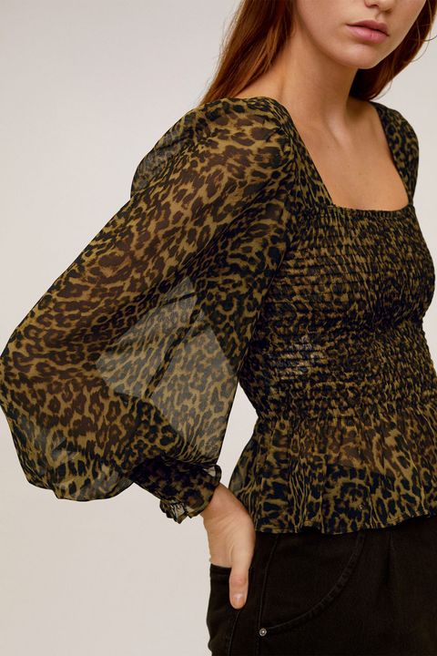 Emma con la blusa de leopardo Mango que querrás