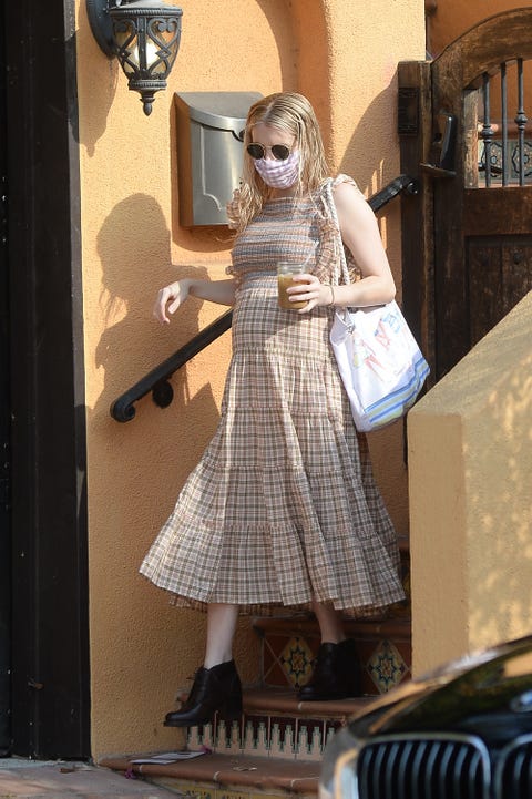 Emma Roberts con vestido largo de cuadros y botines de tacón bajo Emma Roberts con vestido largo de cuadros y botines de tacón bajo