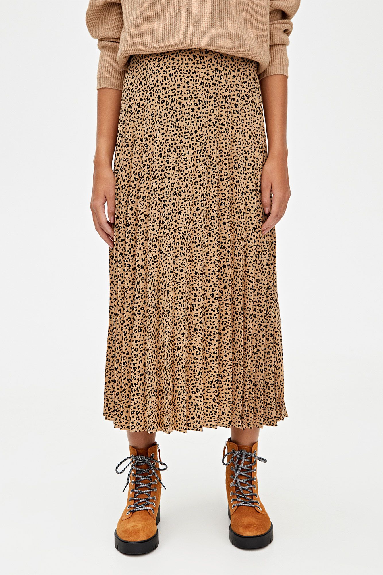 La falda larga de leopardo de Pull&Bear que botas
