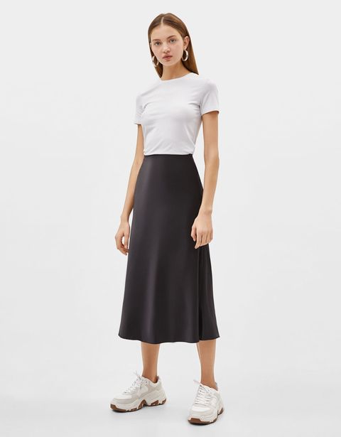 falda larga perfecta es de Bershka, cuesta 14 € y al ser satinada si la llevas con camiseta aciertas de