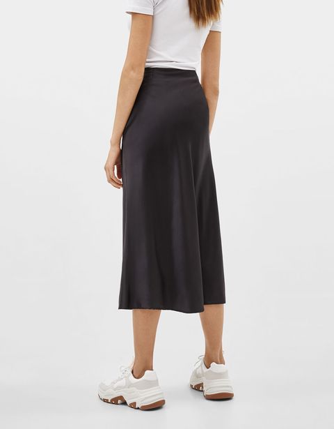 falda larga perfecta es de Bershka, cuesta 14 € y al ser satinada si la llevas con camiseta aciertas de