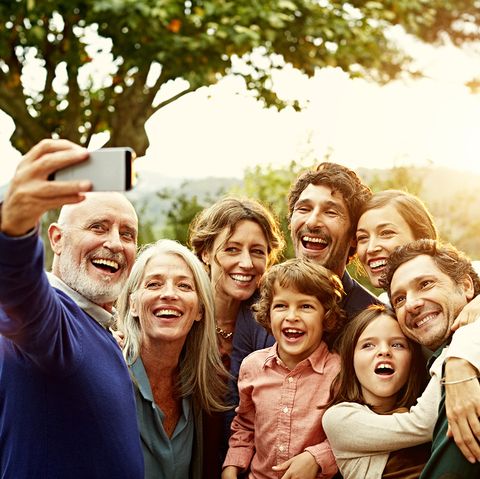 Familia alegre tomándose un selfie elle.es
