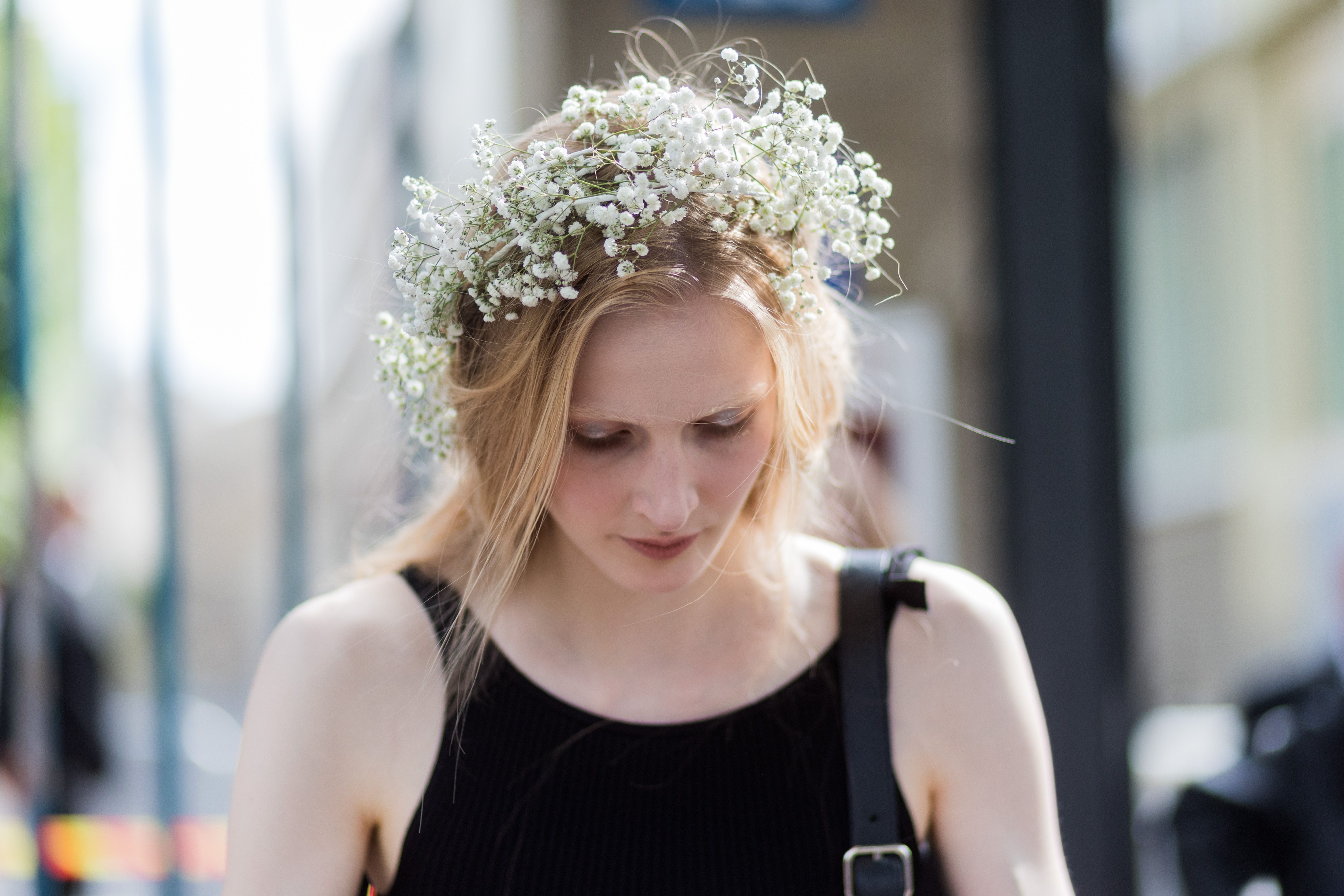 17 ideas para llevar flores en el pelo