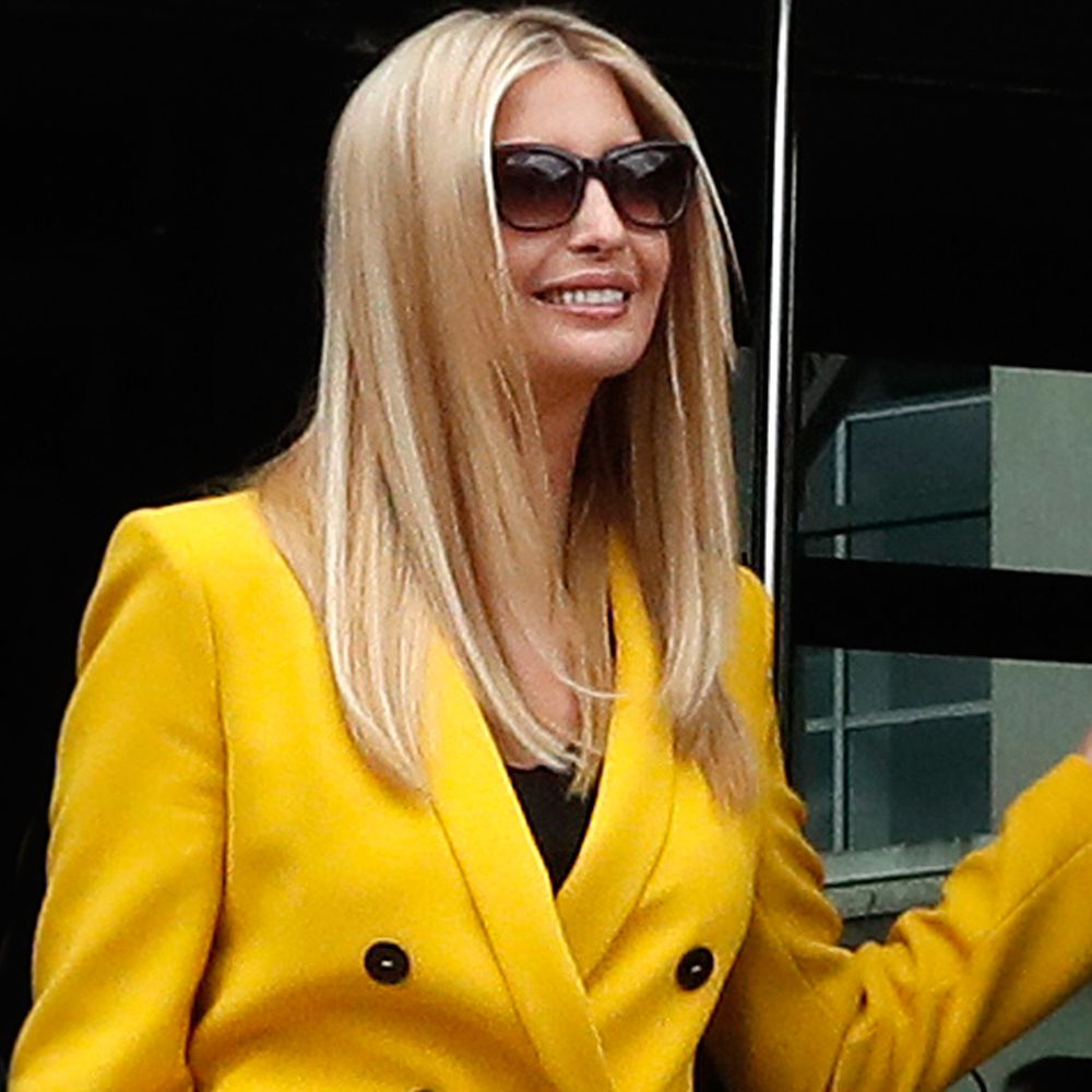 computadora Conectado Corte Ivanka Trump con un traje de chaqueta amarillo de Zara de invitada