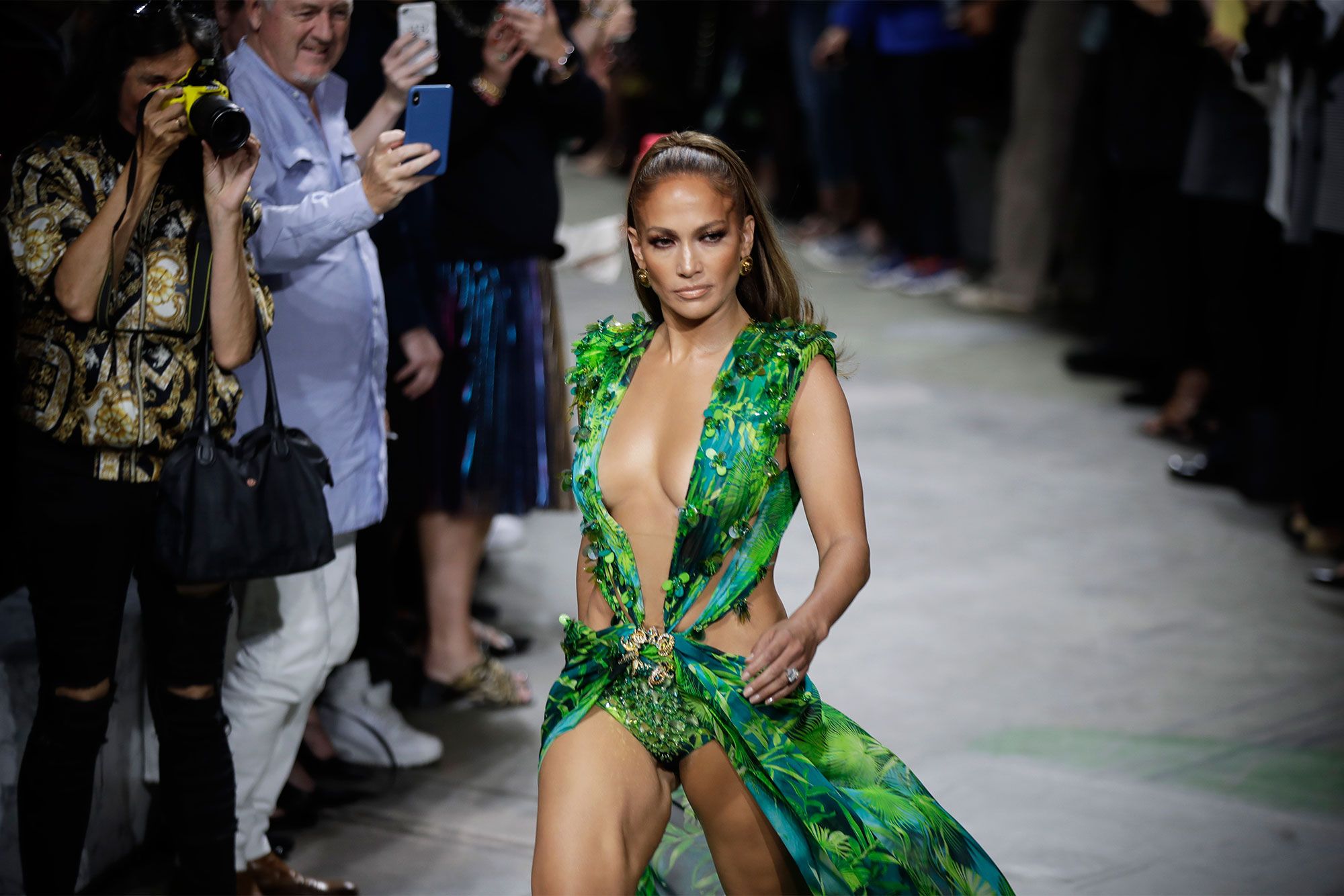 Jennifer Lopez cierra el desfile de Versace con el 'Jungle Dress'