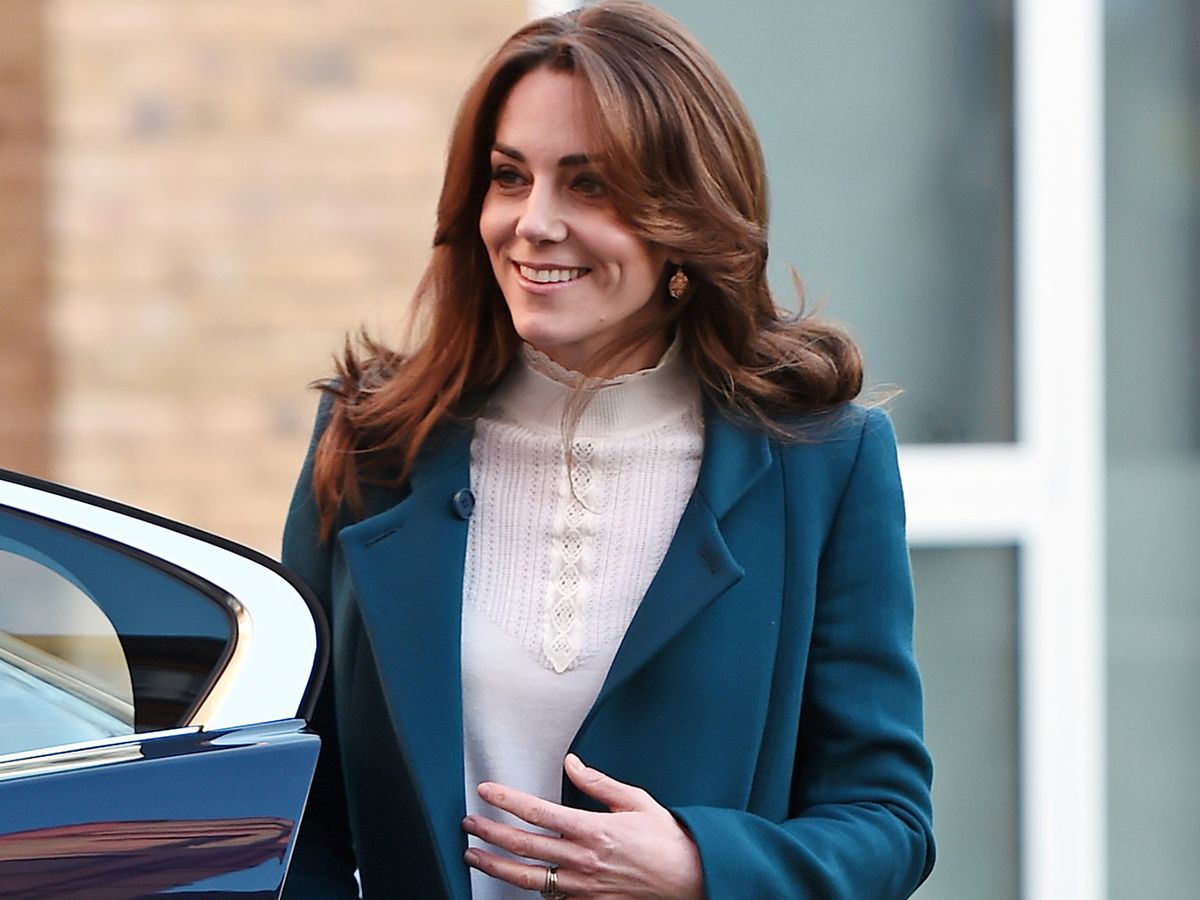 Kate Middleton botines tacón bajo pantalones pitillo