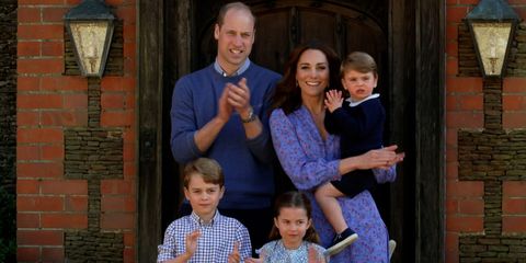 kate middleton, el príncipe william y sus hijos en un programa de televisión