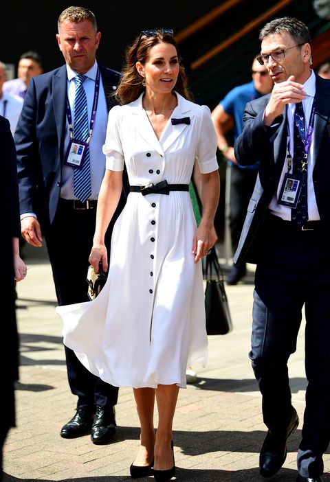 Kate Middleton con vestido largo blanco abotonado y tacón ancho