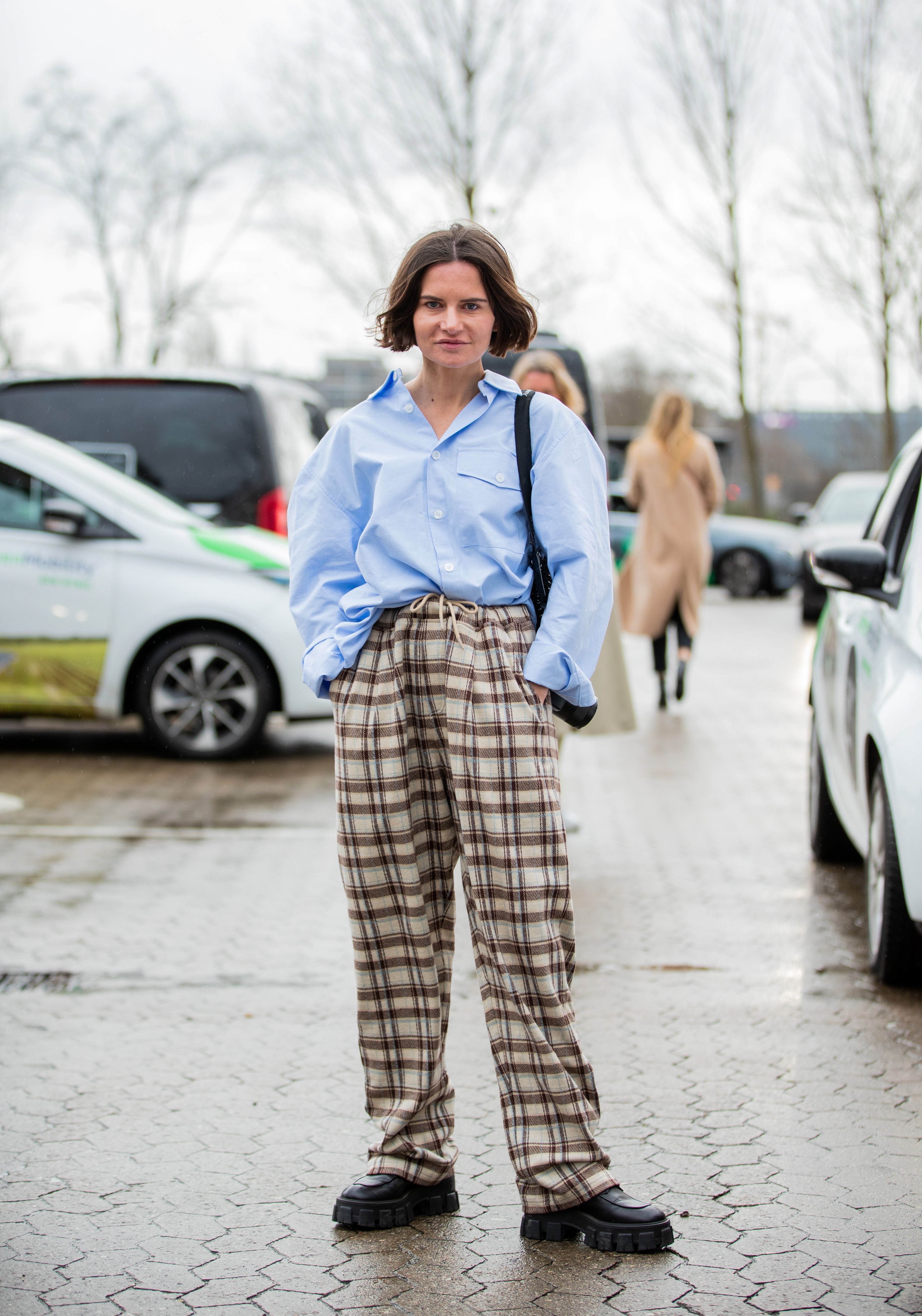 Looks con camisa azul, el básico que vuelve a estar de moda Looks con camisa azul, el básico que vuelve a estar de moda