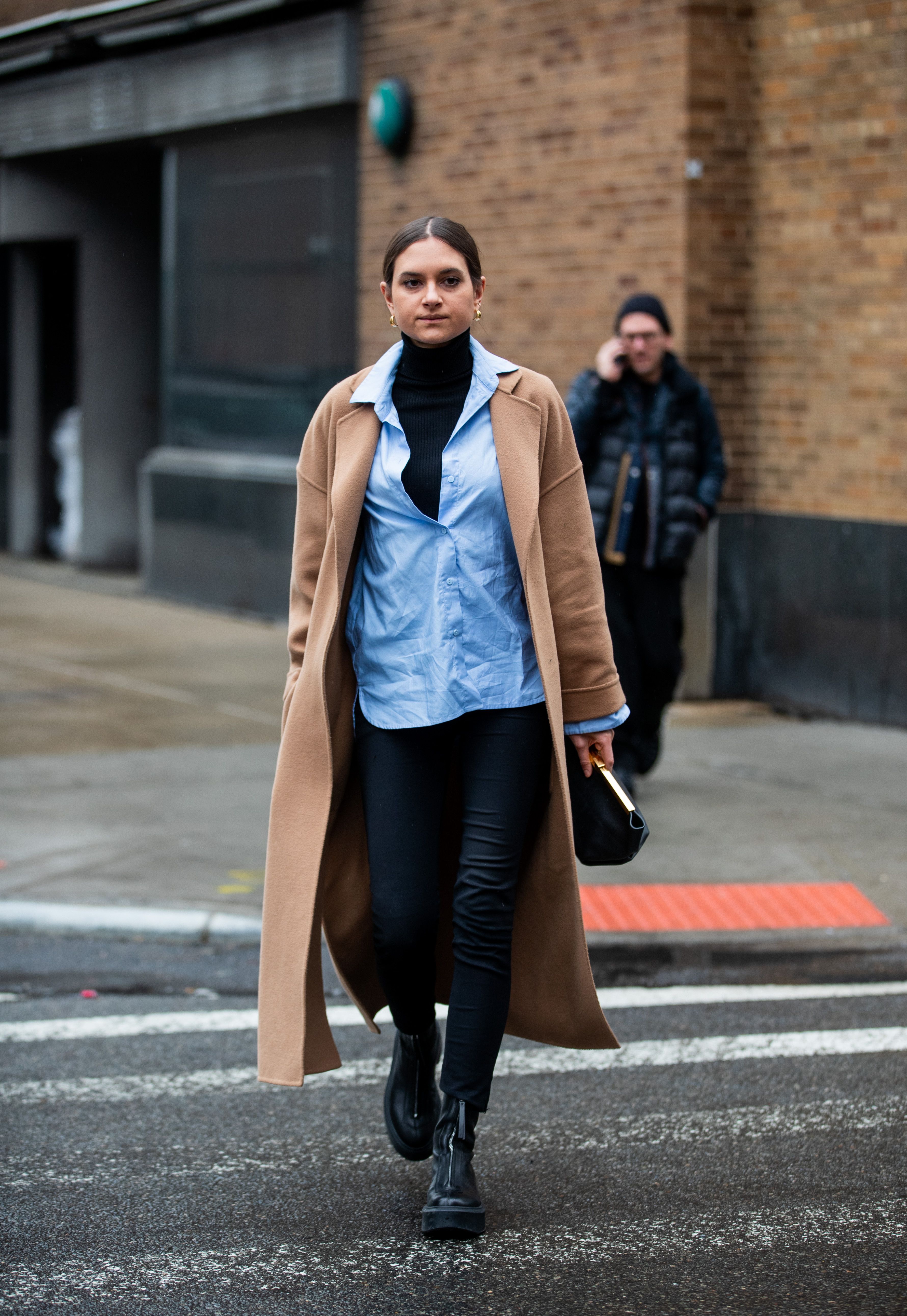 Looks con camisa azul, el básico que vuelve a estar de moda Looks con camisa azul, el básico que vuelve a estar de moda