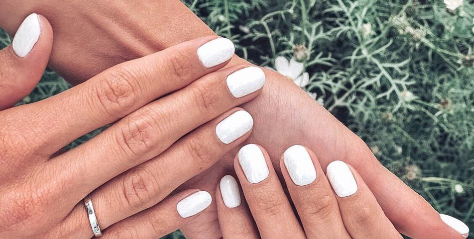 28 ideas de manicura blanca para las uñas este verano