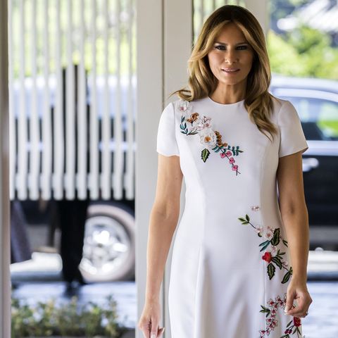 Melania Trump con vestido blanco midi con detalle floral de Carolina  Herrera en Tokyo