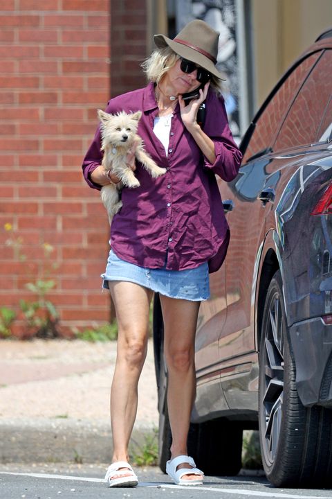 junio posición dramático Naomi Watts, minifalda vaquera con 50 y sandalias Birkenstock