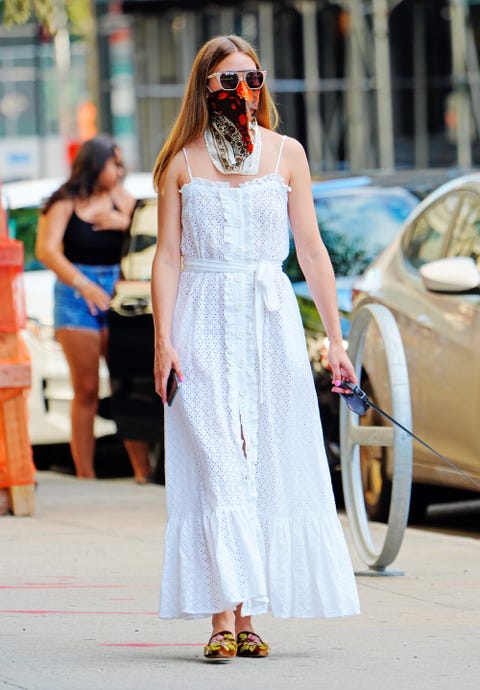 El truco que estiliza de Olivia Palermo con vestido largo blanco El truco que estiliza de Olivia Palermo con vestido largo blanco