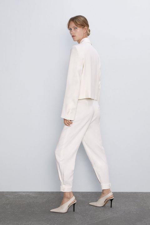 pantalón blanco de Zara que estiliza-Look pantalones blancos