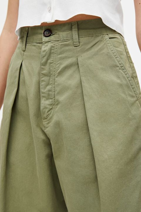 Los pantalones chinos de Pull&Bear que una estilista te aconsejaría si tienes curvas