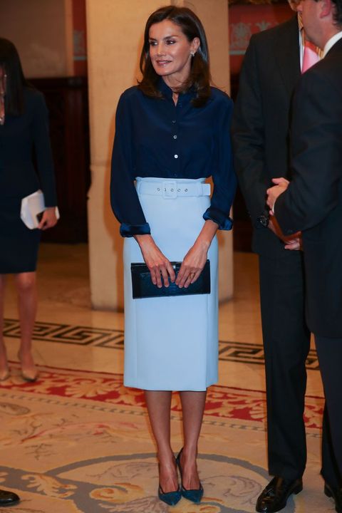 La reina Letizia una falda tubo en azul pastel de Hugo