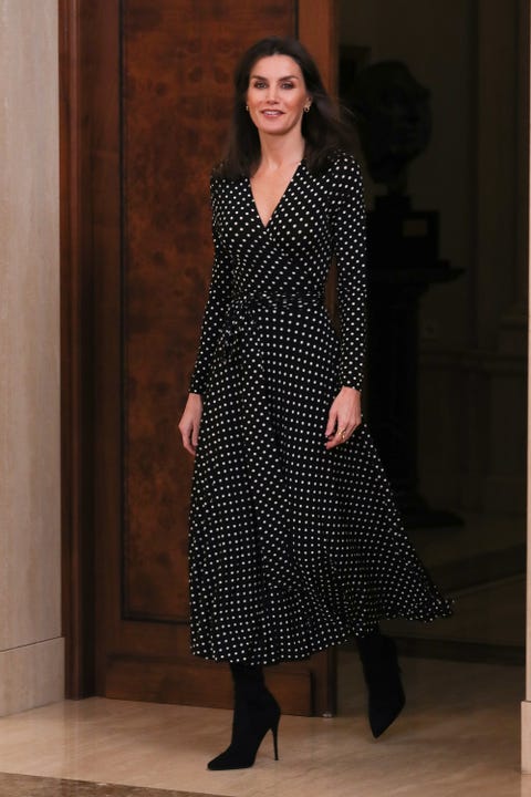 La reina Letizia con un vestido de lunares y botas altas La reina Letizia con un vestido de lunares y botas altas