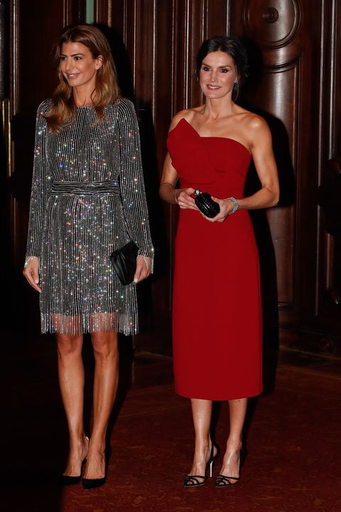 reina Letizia de rojo con un vestido palabra de honor en Argentina