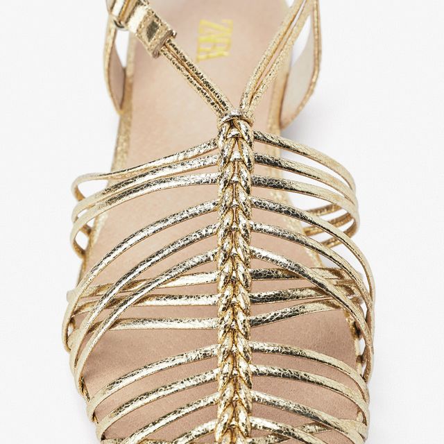 Zara vende sandalias dorado ideales