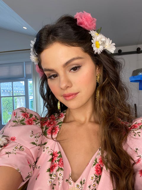 selena gomez showing off her 'de una vez' makeup look