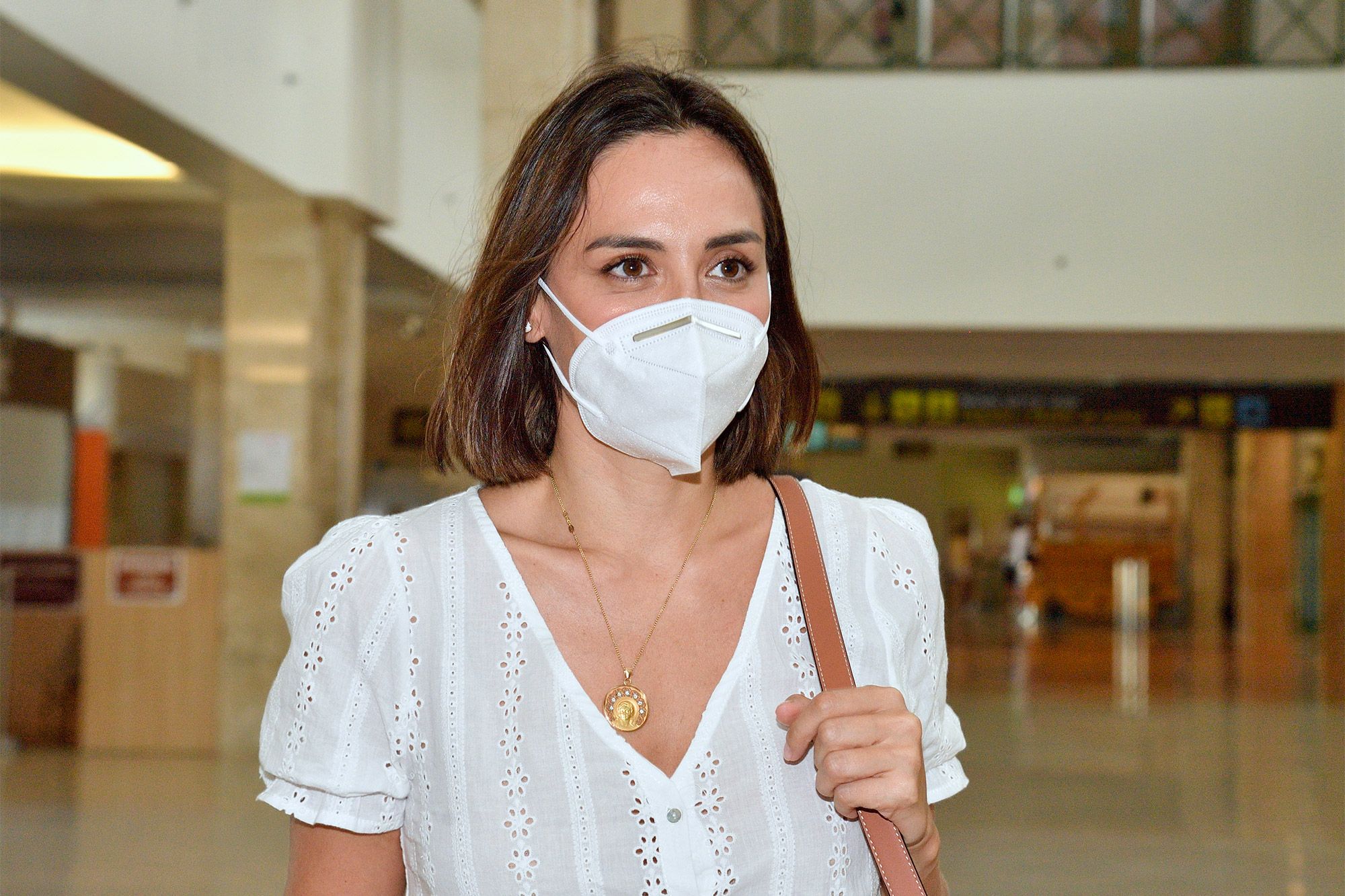 Tamara Falcó y el look ideal para viajar con una falda de Zara Tamara Falcó tiene una falda roja con lunares de Zara que
