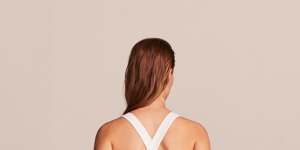 Si buscas un vestido blanco de primavera que de verdad es éste de Massimo Dutti