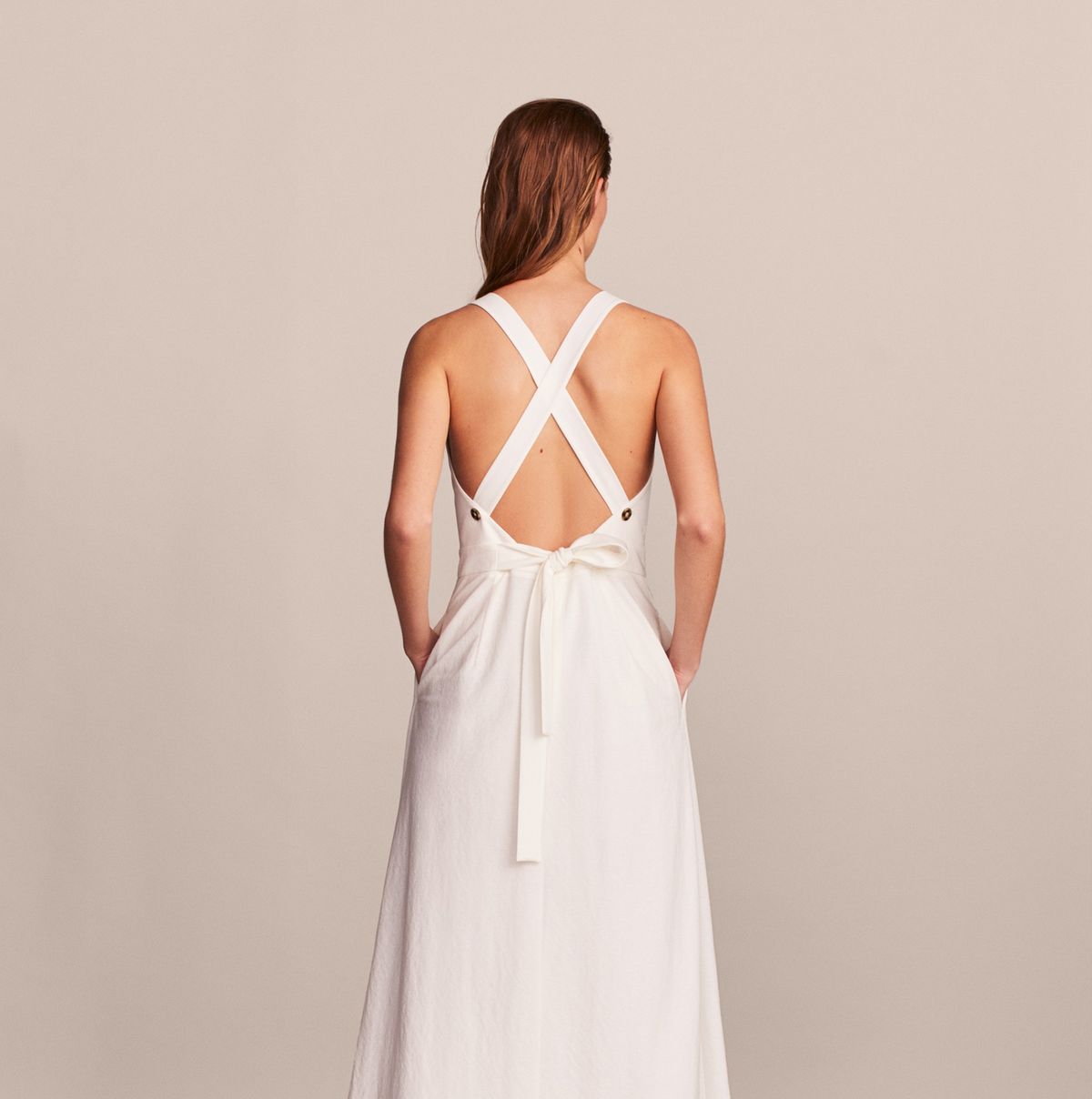 Si buscas un vestido blanco de primavera que de verdad es éste de Massimo Dutti