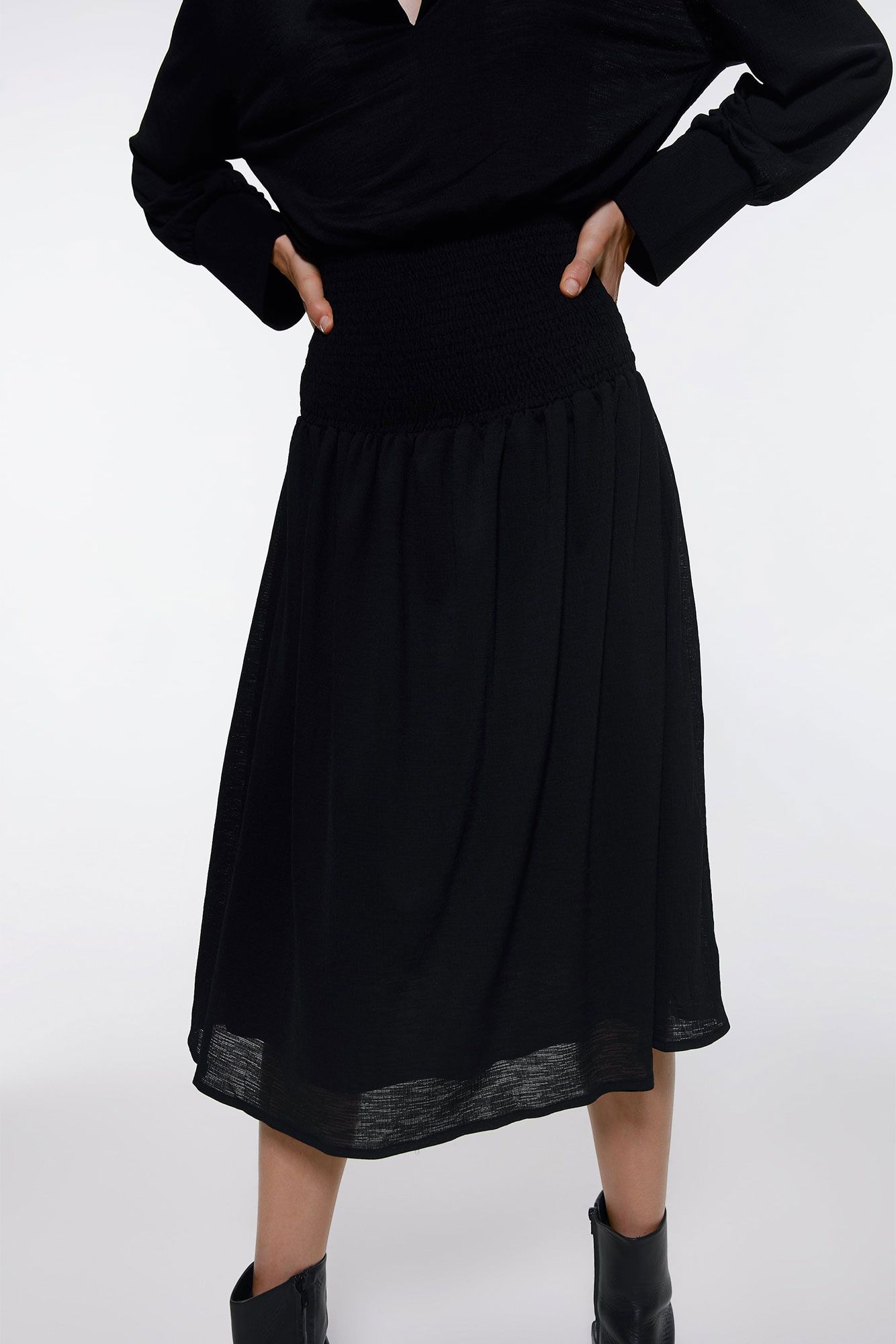 Zara deja impactadas con un vestido camisero midi negro