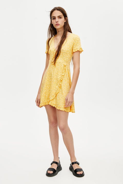 Si no tienes un vestido corto cruzado, en Pull&Bear te dan a elegir entre 4 Si no tienes un vestido corto cruzado, en Pull&Bear te dan a elegir entre 4