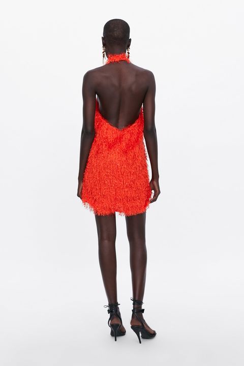 El vestido corto de fiesta de flecos naranja ha llegado hoy a Zara
