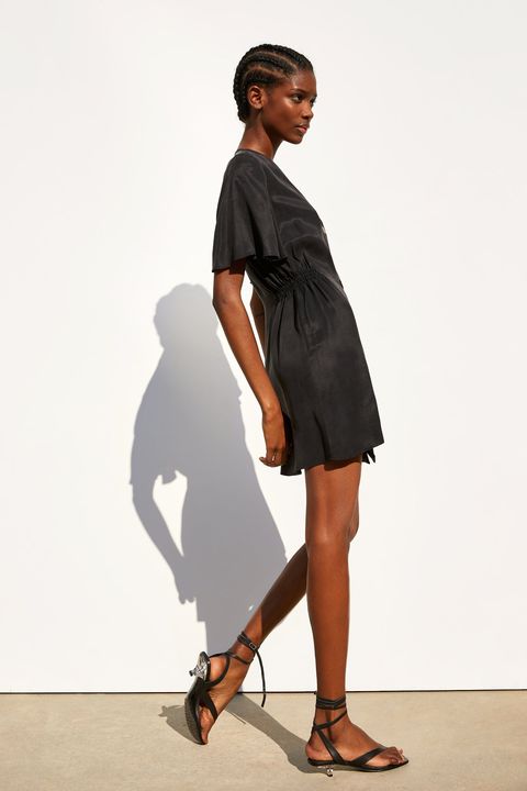 El vestido corto negro de Zara con manga más perfecta y que más favorece existe, es abotonado cuesta 26 €