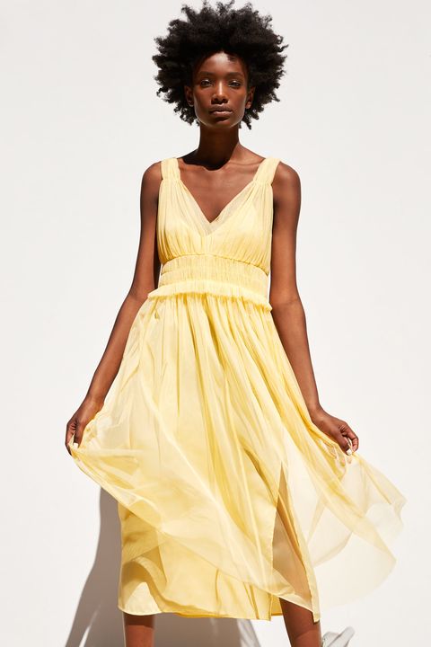 Este vestido largo amarillo de tul de Zara de € es cerca de un diseño de princesa hemos visto en su tienda online