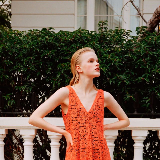 El vestido largo naranja de guipur de Zara que vacaciones
