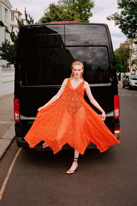 El vestido naranja de guipur de Zara que grita