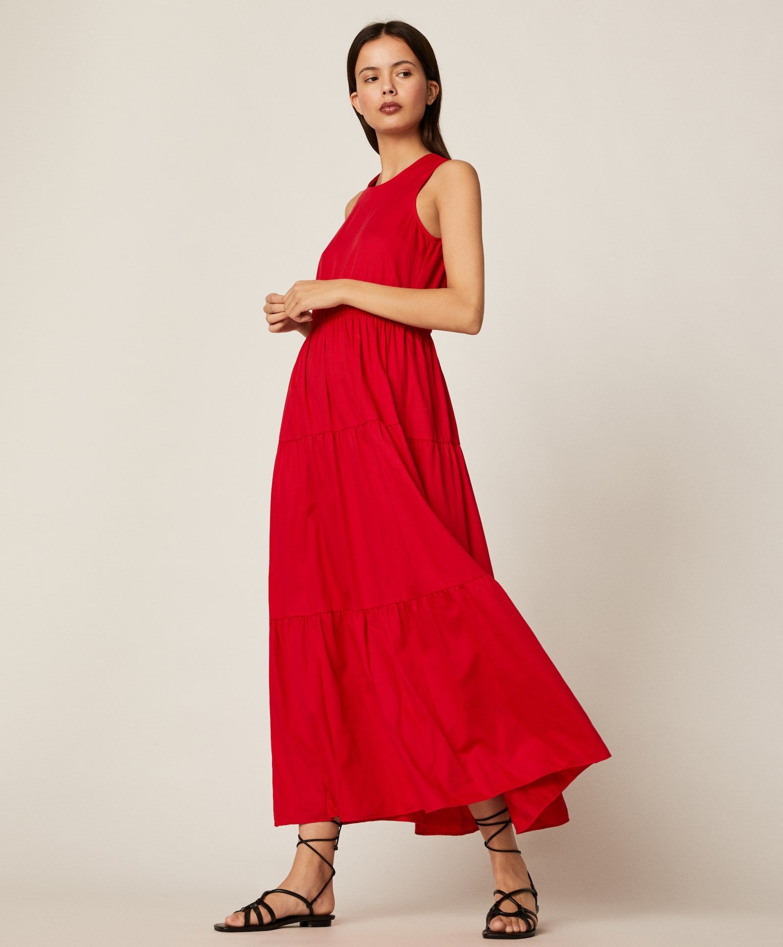 El vestido largo rojo de que parece alfombra roja