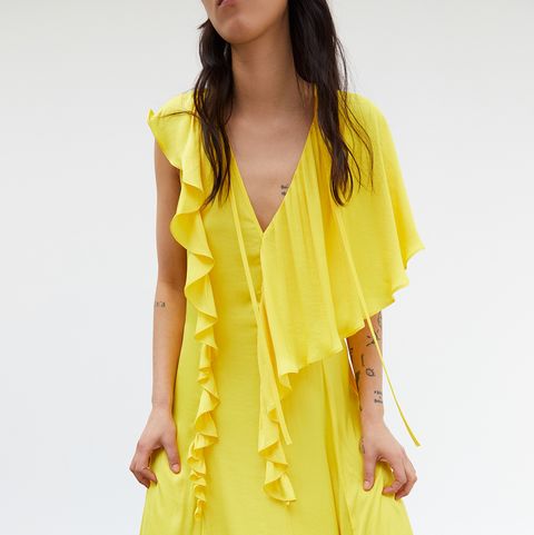Colector Mojado Sucio Este vestido largo amarillo con volantes de Sfera nos enamora