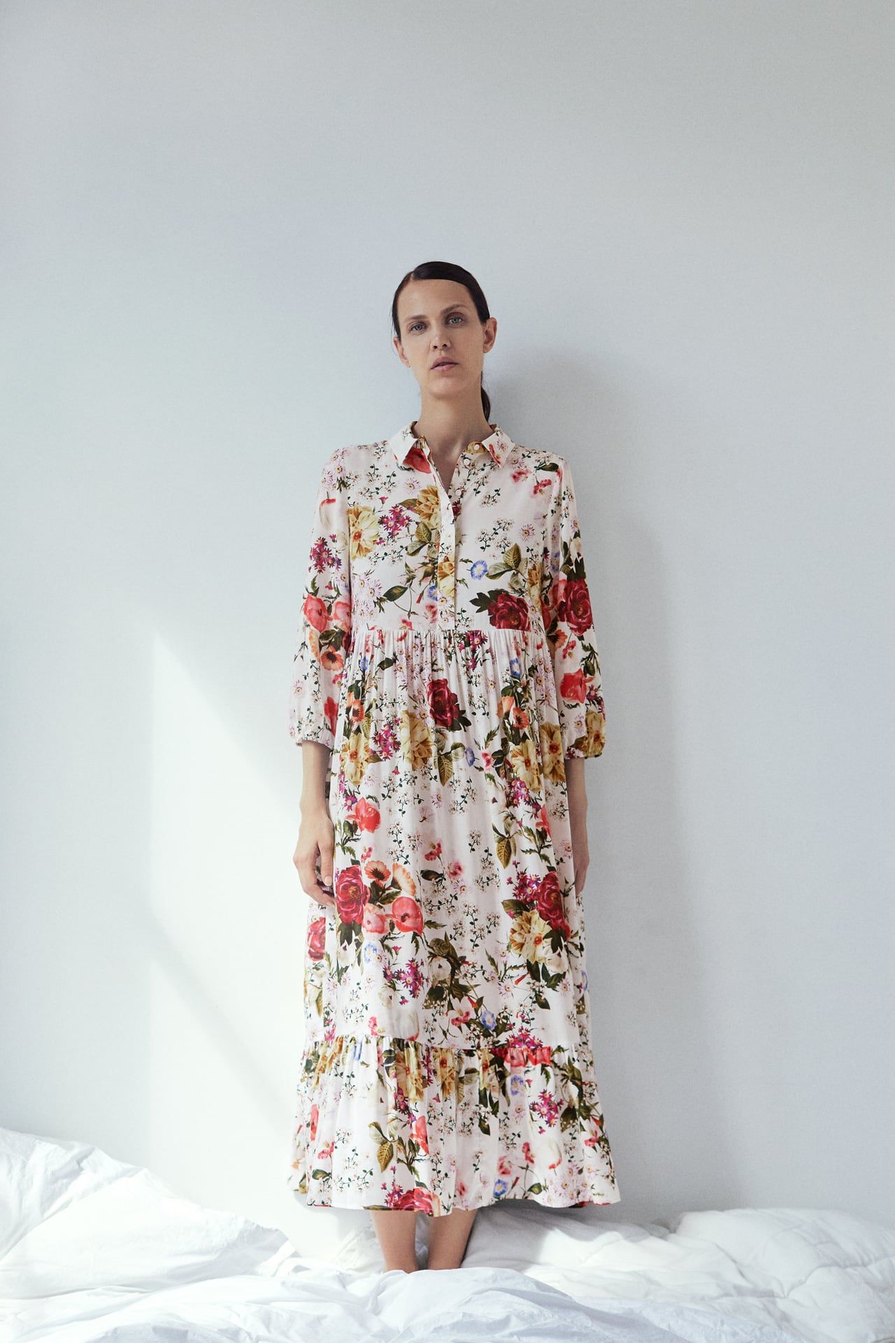 modelo Velocidad supersónica entusiasta Zara:Este vestido largo camisero de flores no llegará a rebajas
