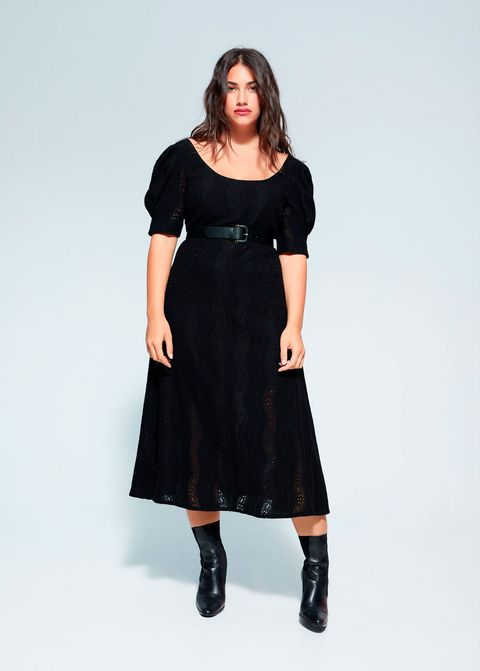 El vestido midi negro talla grande de rebajas de Violeta