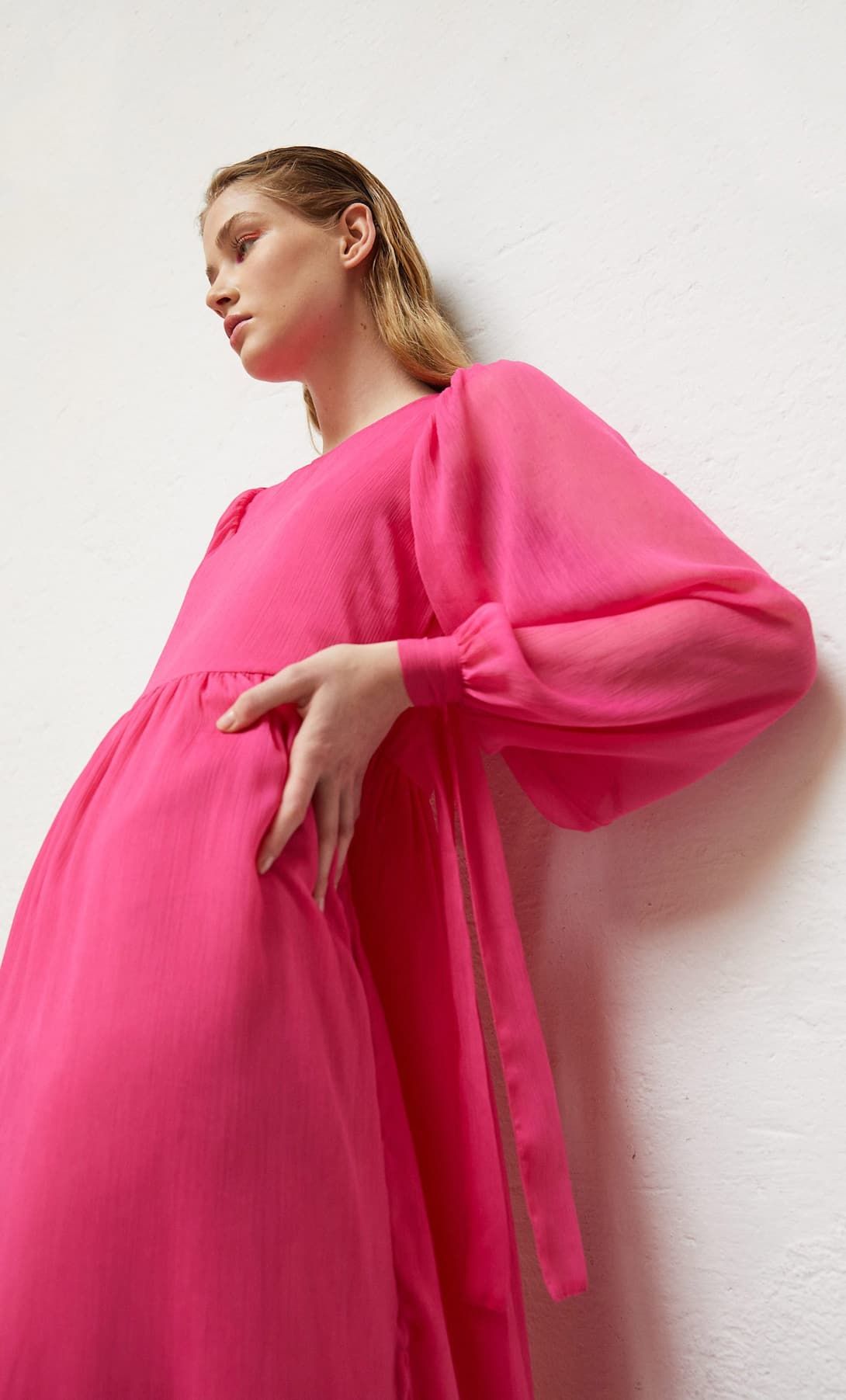 Distracción farmacéutico patrón Stradivarius lanza su primer vestido midi rosa de estilo princesa