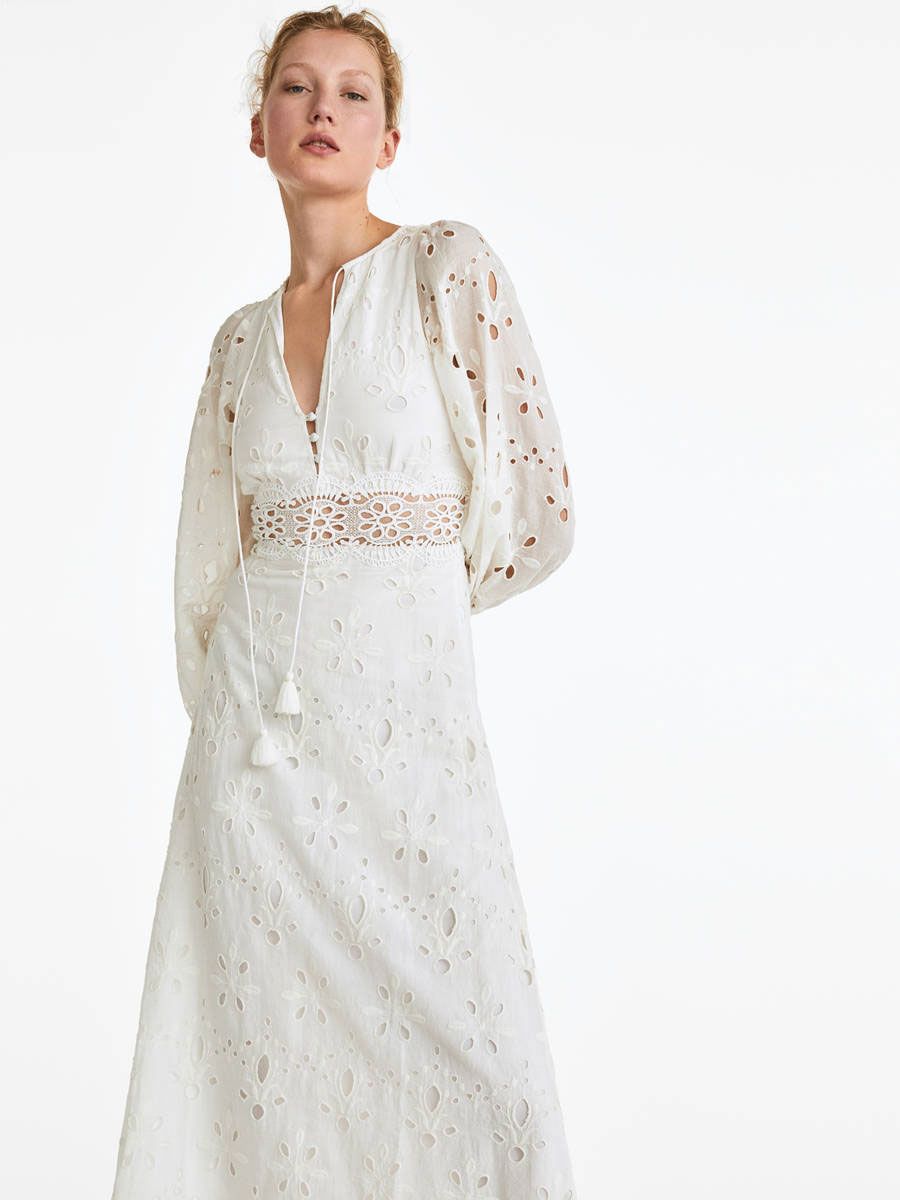 El vestido blanco de estilo romántico más del verano, está en Uterqüe y ya lo llevan muchas inluencers