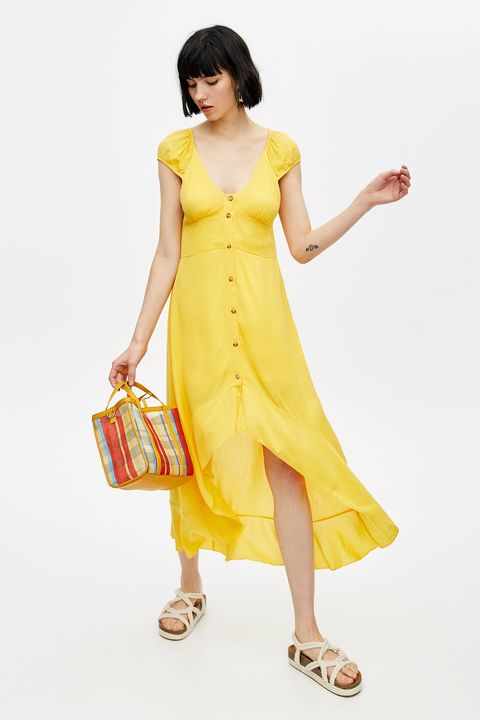Definir fluctuar Sofocante Vestidos largos y cortos amarillos de Pull&Bear que cuestan menos de 30 € y  siguen las tendencias de primavera verano 2019